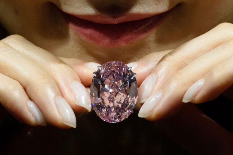 Kim cương hồng lớn và có giá trị nhất trên thế giới